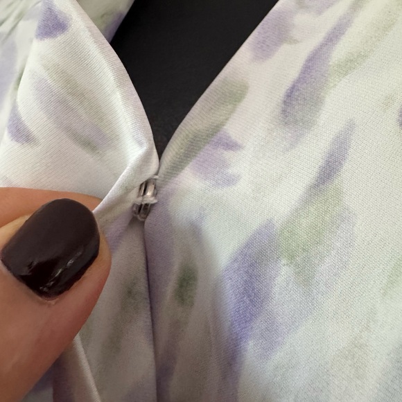 Gilli Sleeveless Blouse in Lavender and White - Picture 7 of 7